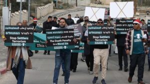 Read more about the article Des colons israéliens incendient un village palestinien de Cisjordanie