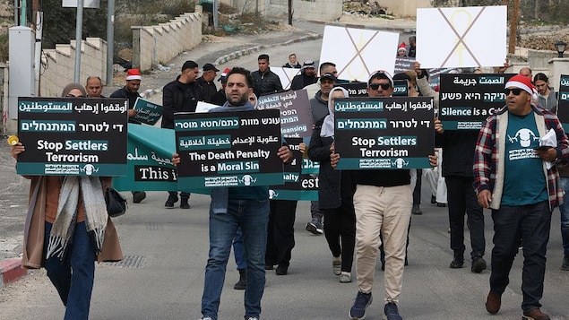 Read more about the article Des colons israéliens incendient un village palestinien de Cisjordanie