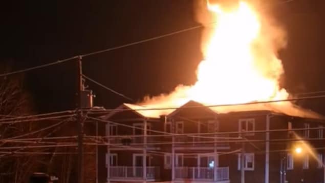 You are currently viewing Un spectaculaire incendie détruit un édifice à logements d’Odanak