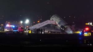 Read more about the article Accident d’avion à LaGuardia : « C’était le chaos »
