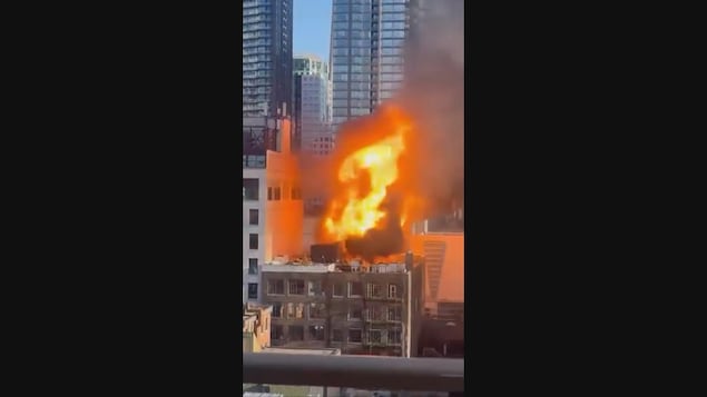 You are currently viewing Un incendie sur le toit d’un édifice en construction à Toronto cause une explosion