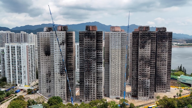 You are currently viewing Hong Kong : des habitants retrouvent leur logement après l’incendie qui a fait 168 morts