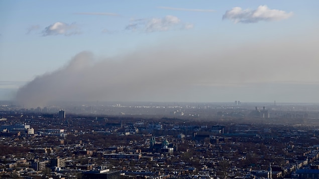 You are currently viewing Montréal révoque le permis d’une entreprise de recyclage où un incendie est survenu