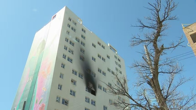 You are currently viewing Une personne retrouvée morte à la suite d’un incendie dans un gratte-ciel à Winnipeg