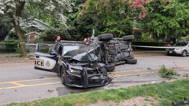 Read more about the article Accident routier : une voiture fonce sur un trottoir