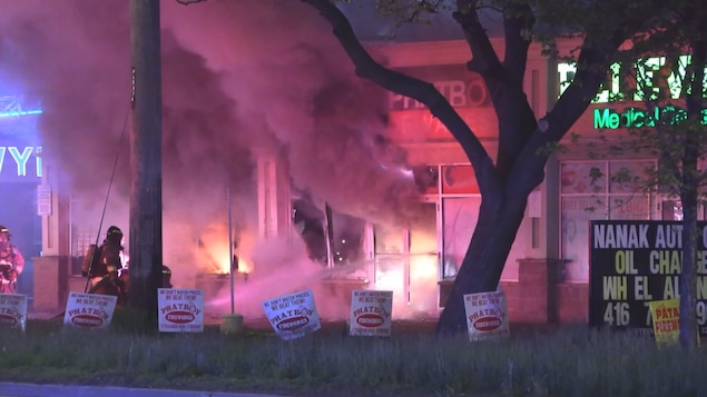 You are currently viewing Incendie à Etobicoke : « des feux d’artifice étaient projetés en direction des pompiers »