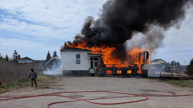 Read more about the article Un incendie à l’ancienne école du village de Pointe-Parent de Natashquan