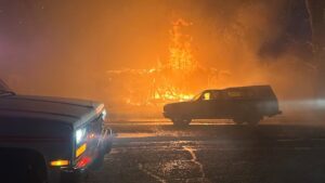 Read more about the article Un couple sauve 8 personnes et un chien d’un incendie
