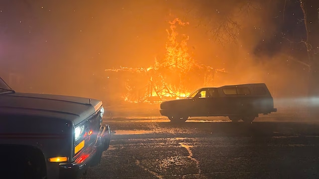 You are currently viewing Un couple sauve 8 personnes et un chien d’un incendie