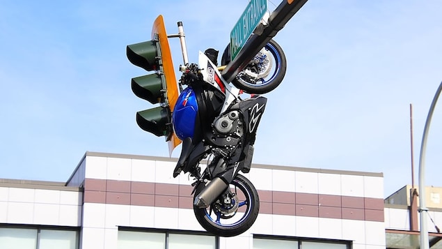 You are currently viewing Un accident projette une moto sur un feu de signalisation