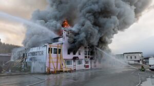 Read more about the article Un incendie emporte un hôtel emblématique de Dawson