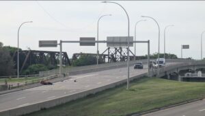 Read more about the article Un grave accident de moto force la fermeture d’un secteur du pont St. James