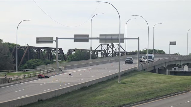 Read more about the article Un grave accident de moto force la fermeture d’un secteur du pont St. James