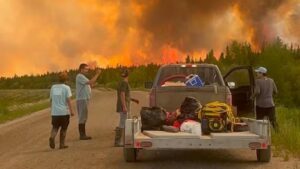 Read more about the article Les incendies font rage dans le nord du Manitoba : les évacuations s’intensifient