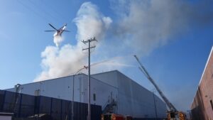 Read more about the article Los Angeles en état d’urgence pour l’incendie d’un entrepôt