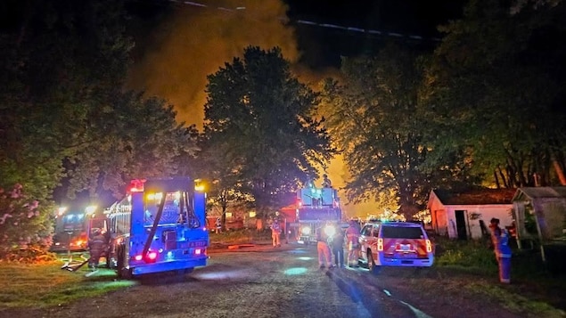 Read more about the article Un cheval et des poules meurent dans un important incendie