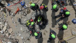 Read more about the article L’odeur « indescriptible » de la mort : un pompier raconte l’après-séisme au Venezuela